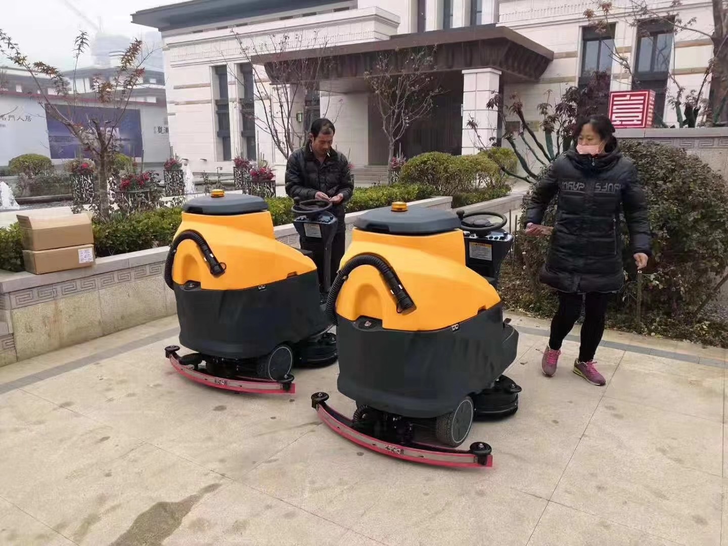 M70驾驶式洗地机服务于某小区.jpg