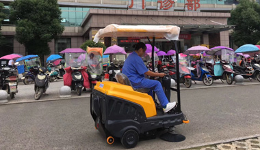 C120驾驶式扫地车服务于医院