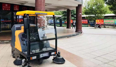 C180驾驶式扫地车服务于安徽工程大学